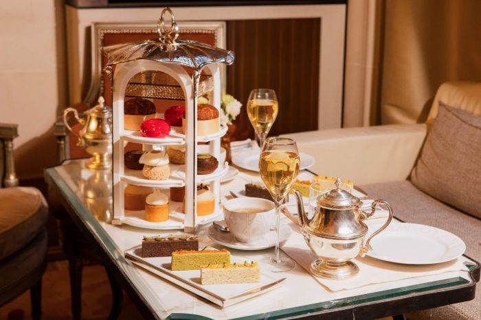 Le Goûter du Plaza Athénée avec coupe de champagne